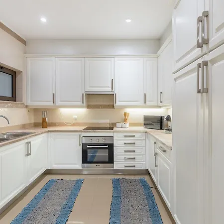 The Qm アパート フンシャル